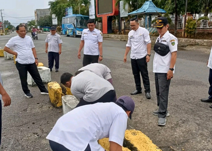 Antisipasi Kecelakaan, Dishub Bengkulu Selatan Perbaikan Pembatas Jalan
