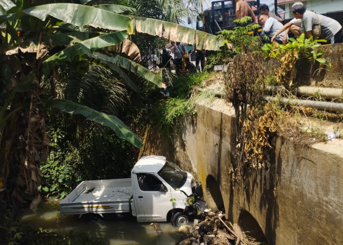 Ngebut Hingga Hilang Kendali, Daihatsu Grand Max Tabrak Pembatas Jalan Hingga Terjun Ke Jurang