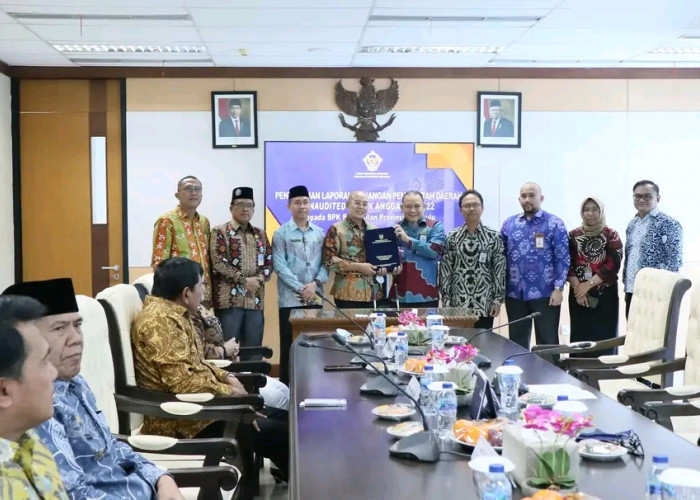  Bupati Gusnan Mulyadi Serahkan LKPD Unaudited Tahun 2022 