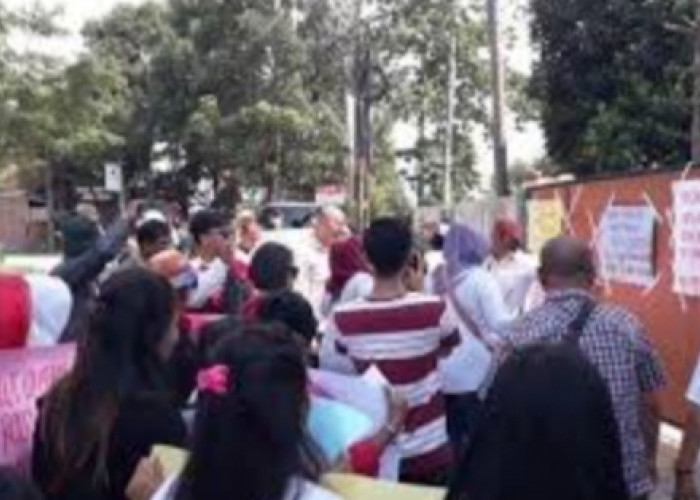 Dugaan Penghinaan Terhadap Presiden Jokowi, Massa Lempari Rumah Rocky Gerung dengan Telur Busuk