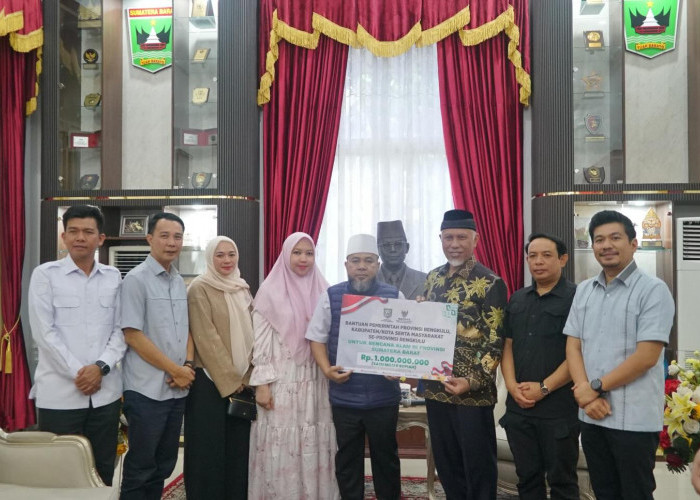 Gubernur Bengkulu Bersama Walikota dan Bupati, Serahkan Bantuan 1 Miliar ke Sumbar