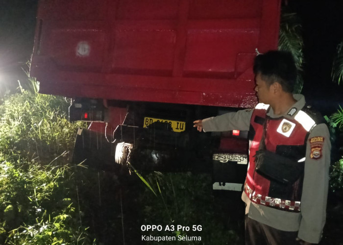 Hindari Motor, Truk Dina Alami Laka Tunggal Masuk ke Siring di Desa Bunut Tinggi 