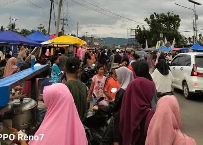 Berkah Ramadhan, Penjual Takjil di Alun-Alun Kota Tais Laris Manis