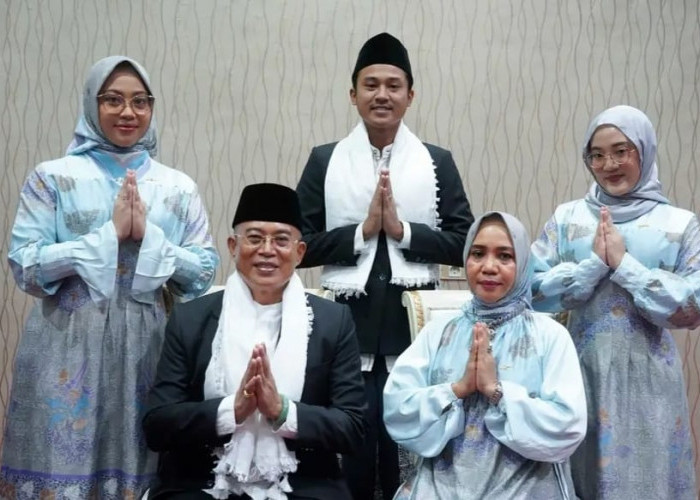 Bupati Gusnan Beserta Keluarga Mengucapkan Selamat Hari Raya Idul Fitri Momen