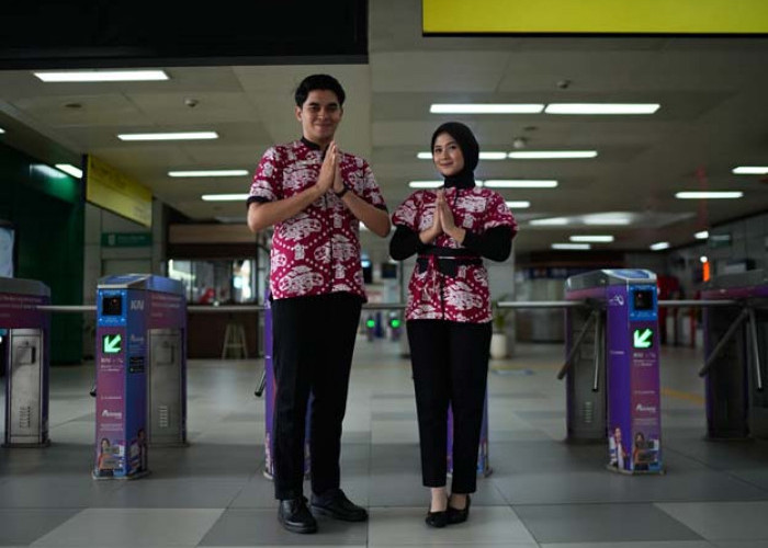  Peringati Hari Batik, Petugas di Stasiun LRT Jabodebek Berbusana Batik
