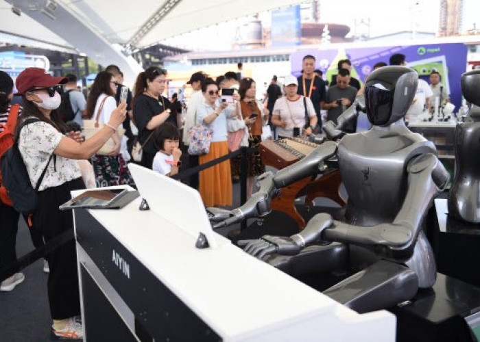 Inovasi AI Ditampilkan di Perdagangan Jasa Tiongkok, Seekor Robot  Main Piano
