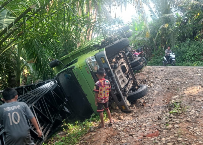 Truk Bawa Material KDMP Terguling di Desa Pandan Seluma