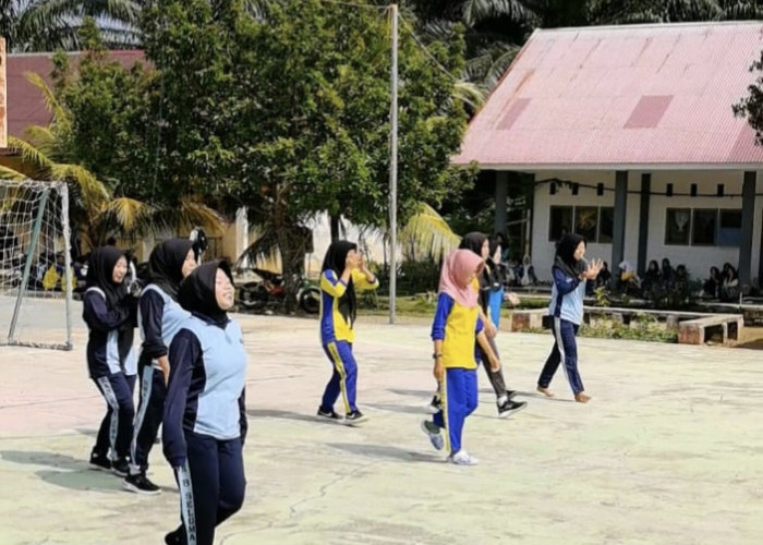 Semarak HUT RI Ke-81, SMAN 8 Seluma Gelar Lomba Makan Kerupuk dan Tarik Tambang, Nyanyi Lagu Daerah   