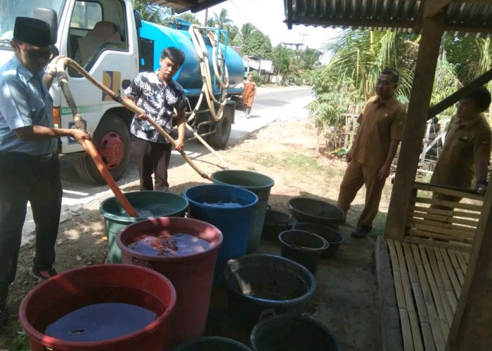 PDAM Manna Bengkulu Selatan Bagi Air Bersih ke Warga yang Kekeringan