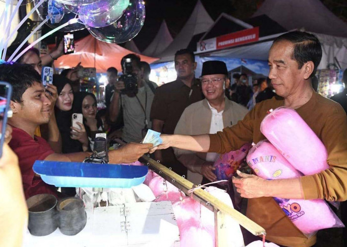 Presiden Joko Widodo berbelanja gulali di Festival Tabut Bengkulu