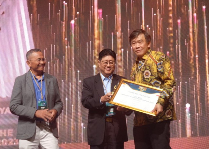  Disaksikan Dahlan Iskan, FIFGROUP Raih The Best Industry Marketing Champion 2023