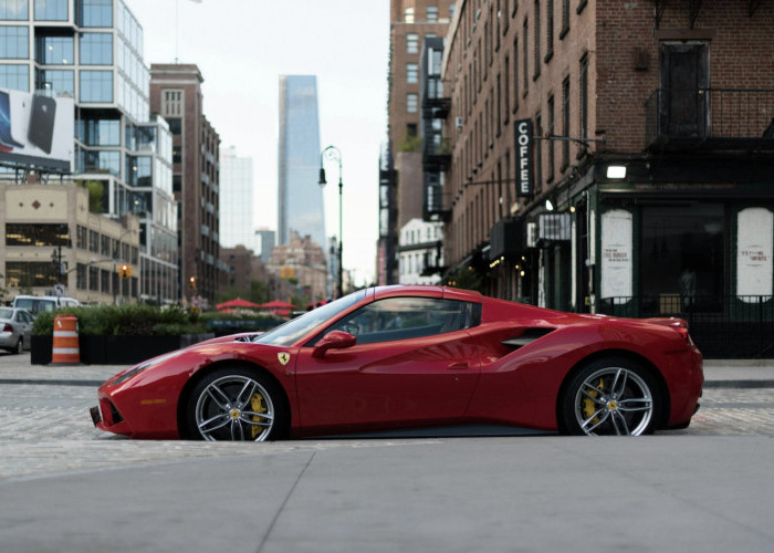 Mobil Ferrari Sport, Mobil Mewah Desain Lebih Kecil Atap Bisa Terbuka Secara Otomatis Hanya Terdapat 2 Kursi