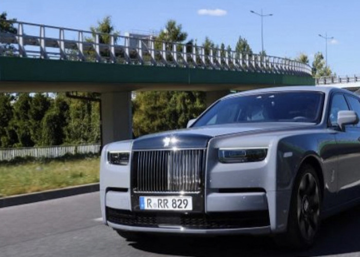 Rolls-Royce Phantom Mobil Super Sport Mewah Teknologi Canggih dan Fitur Hibrida Puncak Kemewahan Memukau