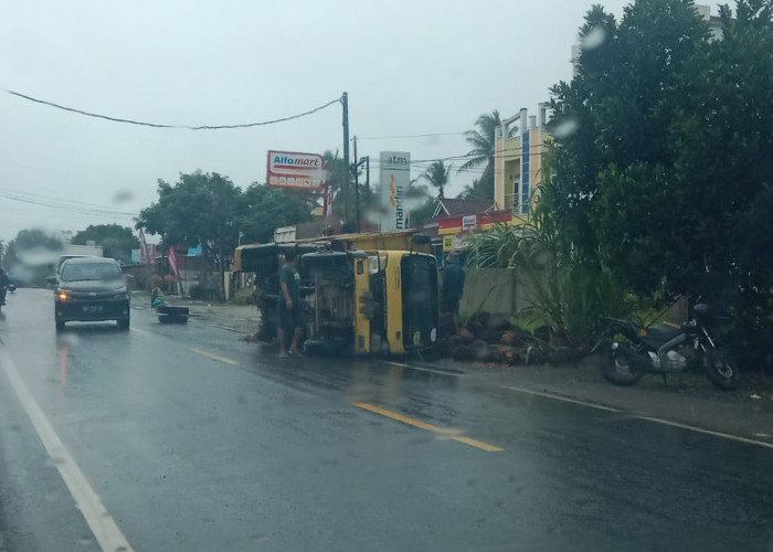  Truk Bawa TBS, Terbalik di Sukaraja Seluma