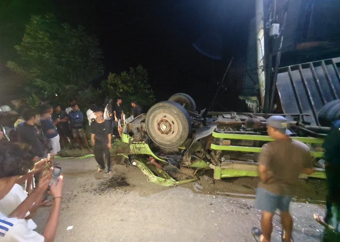   Sopir Truk Kontainer Terguling di Bawah Fly Over Pasar, Warga SAM Seluma