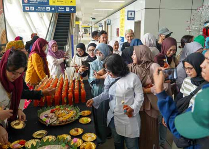 Rayakan HUT Jakarta ke-498, LRT Jabodebek Suguhkan Kuliner Khas Betawi dan Bagikan KMT Edisi Khusus