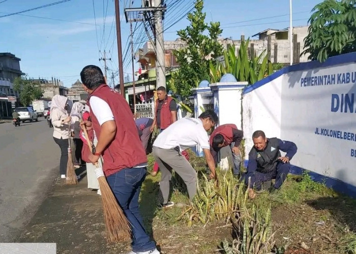 Dalam Rangka HKSN, Dinsos BS Bantu Disabilitas Makanan dan Pakaian 