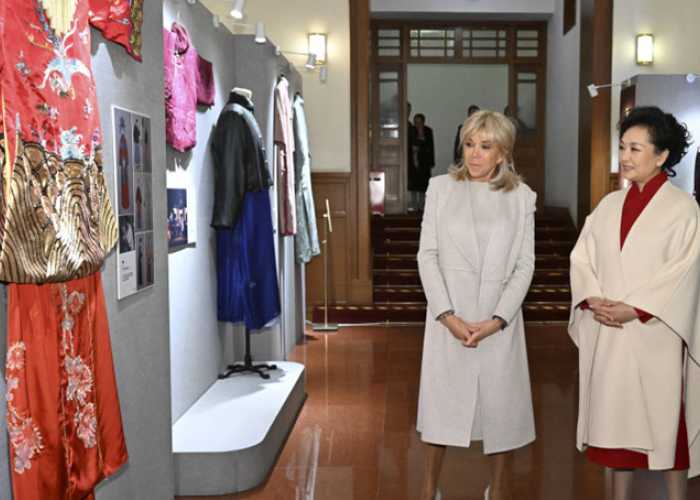   Peng Liyuan dan Brigitte Macron Kunjungi Teater Seni Rakyat Beijing