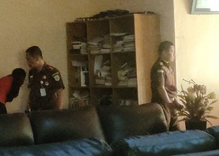  Rumah Mantan Bupati Seluma di Perkembangan Seluma Digeledah, 1 Koper Berkas di Kamar Murman  Disita Jaksa