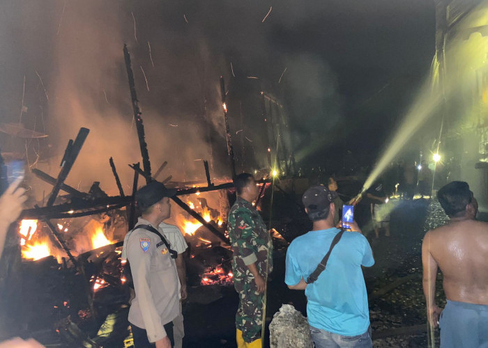  Geger, Rumah Panggung Tua Tanpa Listrik Ludes Terbakar di Desa Gelombang Seluma
