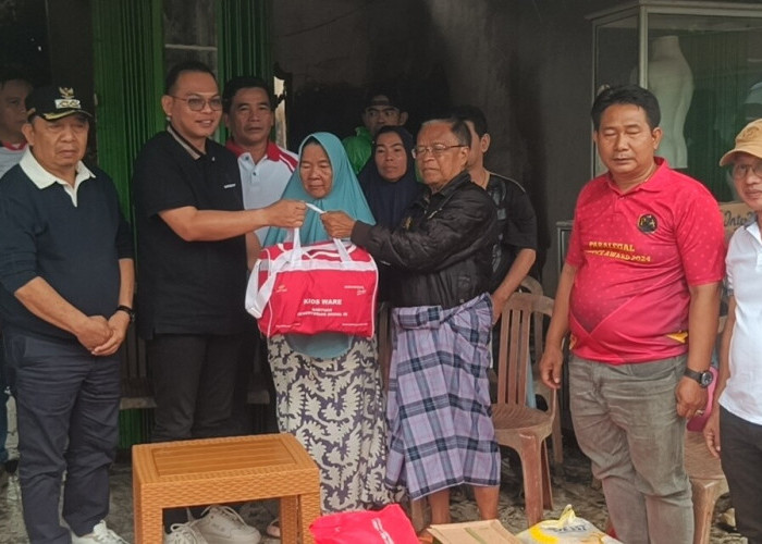   Bupati dan Wakil Bupati Seluma Salurkan Bantuan Sosial ke Korban Kebakaran 6 Ruko di Pasar Tais