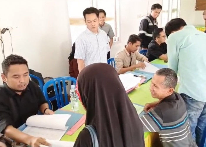  Ratusan Masyarakat di Kota  Manna Bengkulu Selatan Sumringah, Terima  Kompensasi PT PLN