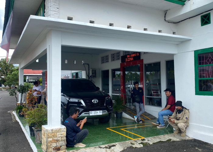 Para wartawan menunggu keterangan dari kajari Seluma