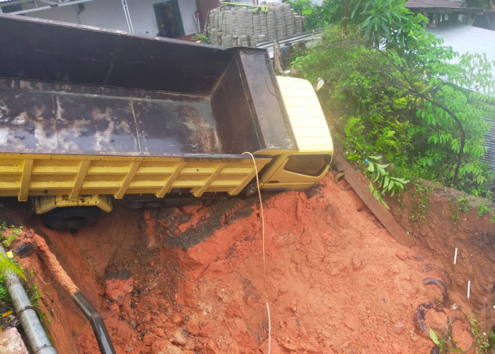 Nyaris Jatuh Dam Truck Berhasil Dievakuasi