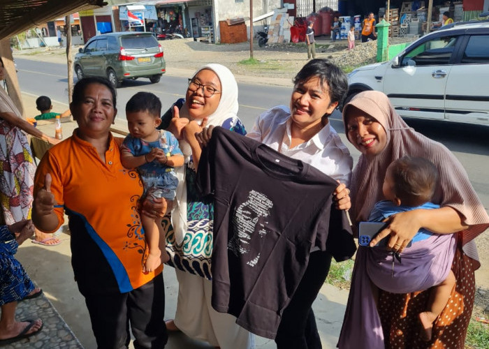 Warga Cahaya Negeri gembira mendapat baju dari Jokowi yang melemparnya saat lewat