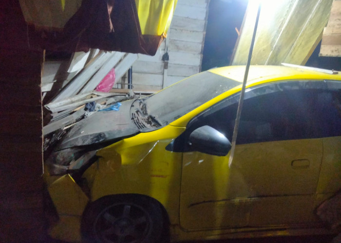 Hilang Kendali, Toyota Agya Hantam Rumah Warga Talang Sali