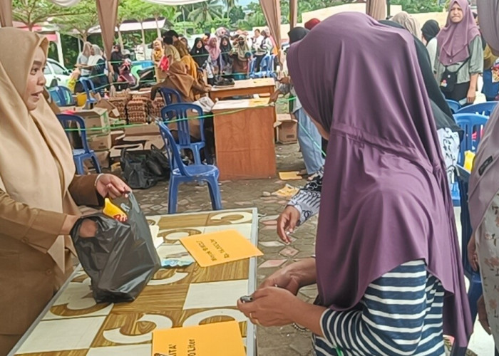  Tak Sampai Sejam, Bazar Murah Disperindagkop Seluma Ludes Diserbu Warga