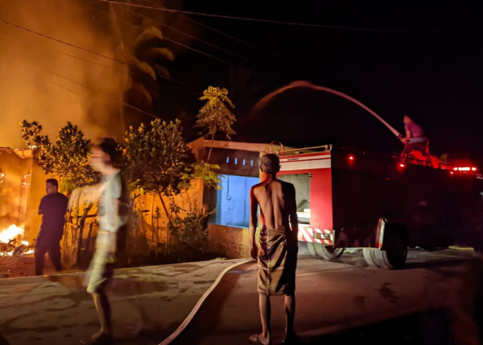 Diduga Korsleting Listrik, Rumah Nurhayati Desa Air Kemang Bengkulu Selatan Terbakar