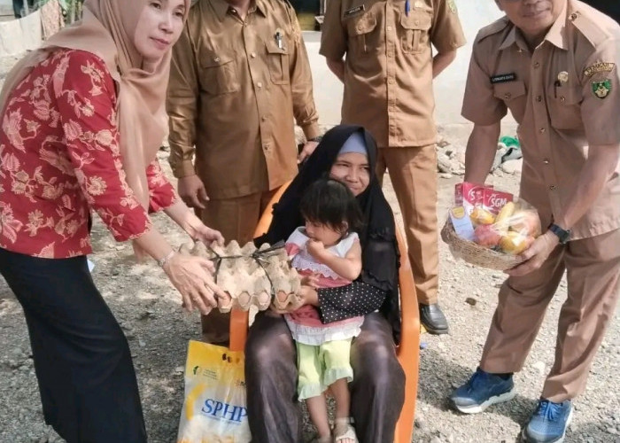  Disdukcapil Bengkulu Selatan Ikut Penangan Stunting, beri Makan Balita