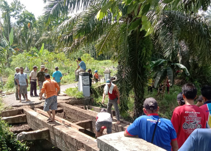 Warga Arang Sapat Goro Perbaiki Jembatan 