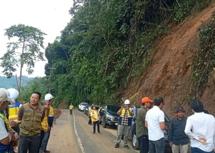  Kementrian PU Tinjau Lokasi Longsor, Pelebaran Jalan Nasional Manna - Pagar Alam