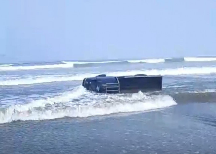  Dihantam Gelombang Mobil Pick Up Terguling di Muara Martan Seluma, Dievakuasi Alat Berat