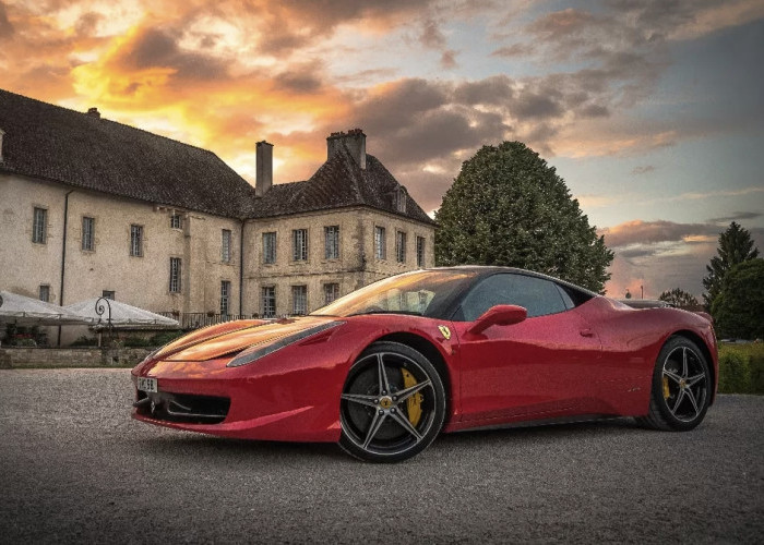 Ferrari Merek Mobil Balap Paling Mewah dan Kelas Dunia dengan Fitur Teknolohi Canggih Mesin V12 Terbo