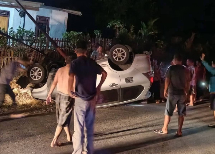   Avanza Tabrak Tiang Listrik hingga Terbalik di Seluma