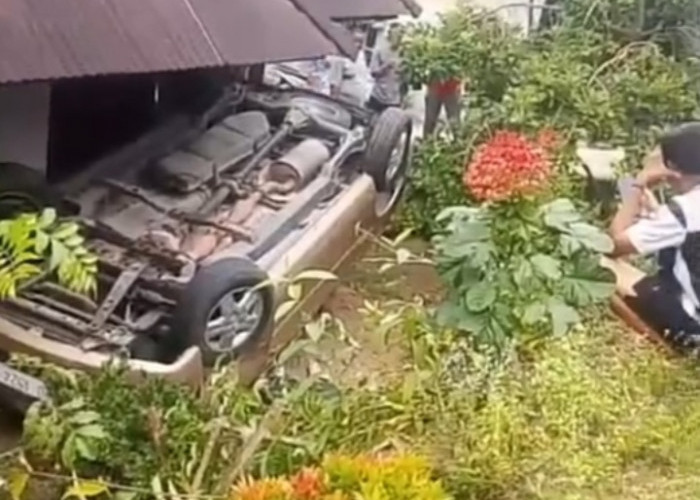 Innova Terjun Empat Meter ke Teras Rumah Warga di Talo Kecil Seluma