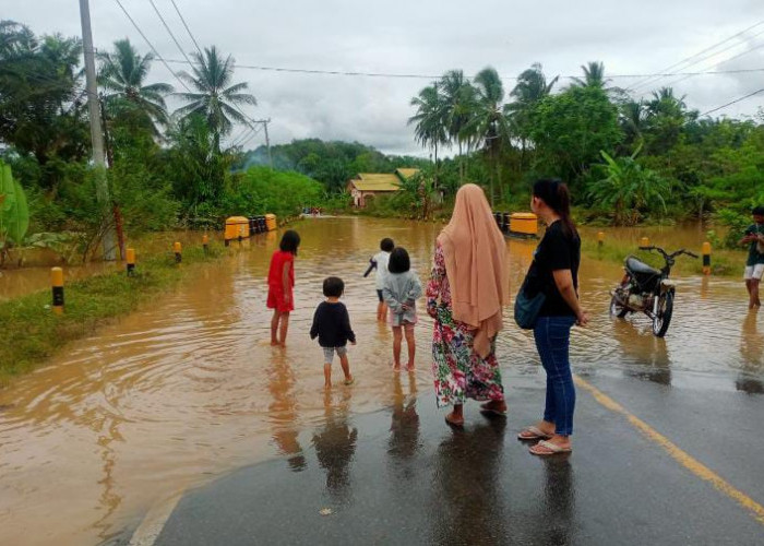 Banjir Kembali Rendam Akses ke Desa Air Kemuning