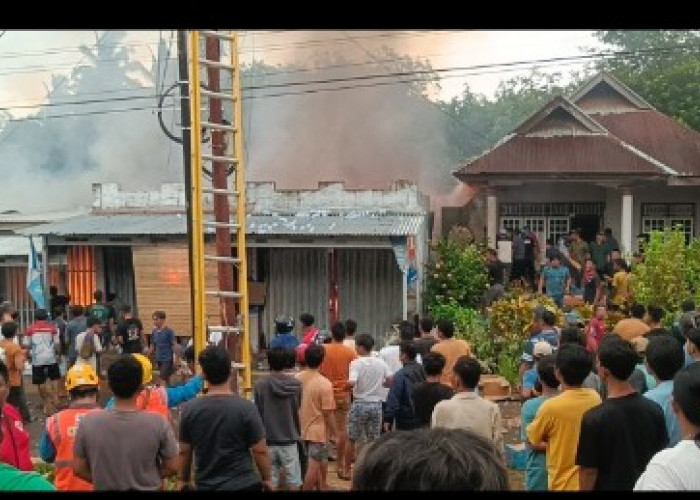 Tiga Ruko di Gang Pekan Pasar Tais Terbakar di Hari Pertama Tahun Baru