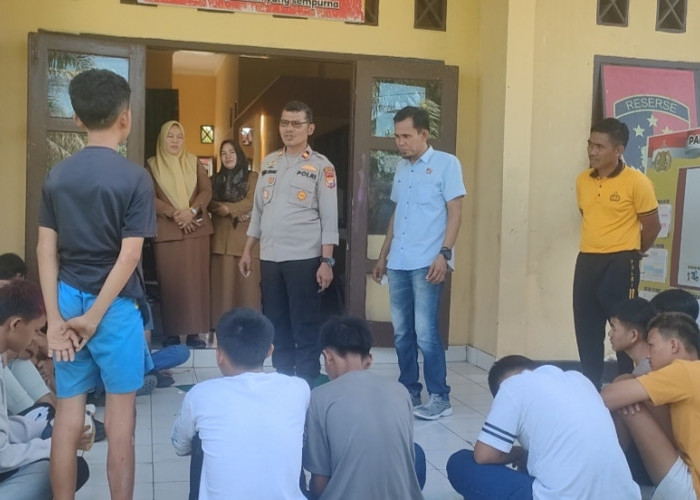    Kembangkan Kasus Gangster, 17 Remaja Dibina,  Celurit dan Gir Disita