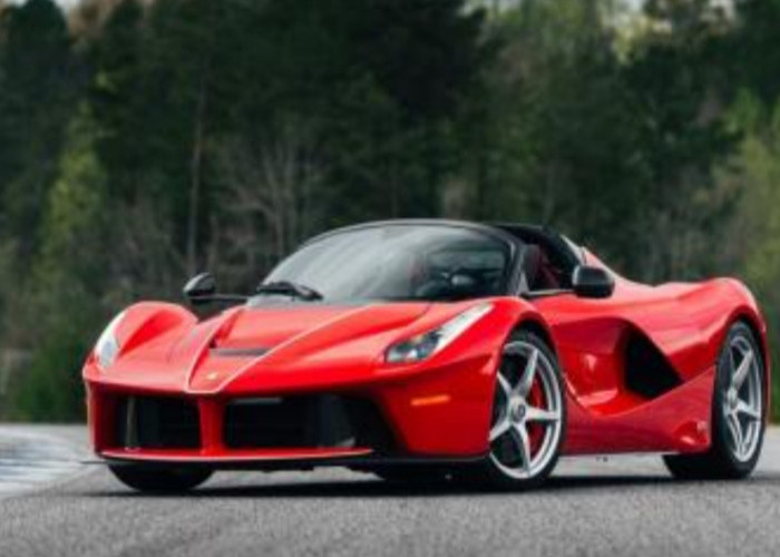 Ferrari SP-8 Mobil Sport Balap Maranello, Italia Populer di Dunia Otomotif 