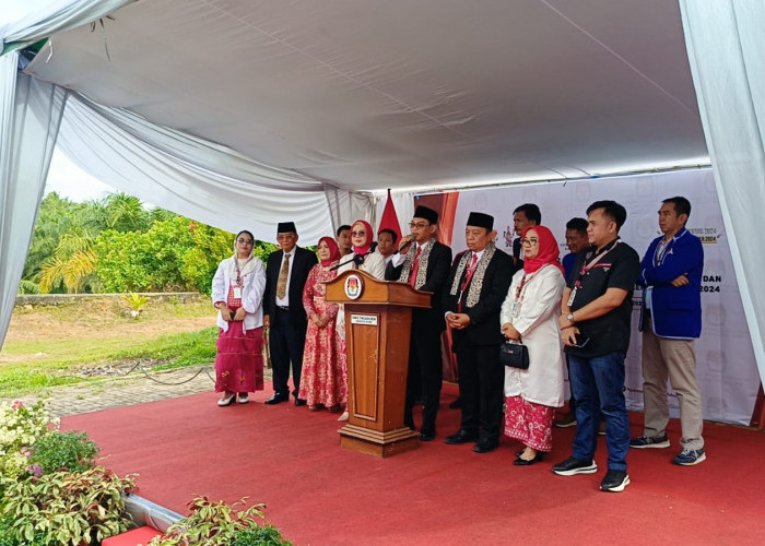 Diiringi Ribuan Pendukung, Pasangan Teddy Rahman SE, MM dan Drs.H Gustianto Daftar Ke KPU Seluma