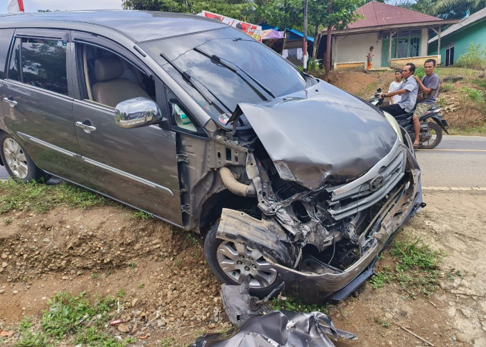 Toyota  Innova Alami Kecelakaan, Hantam Truk di Seluma, Akibat Elak Motor