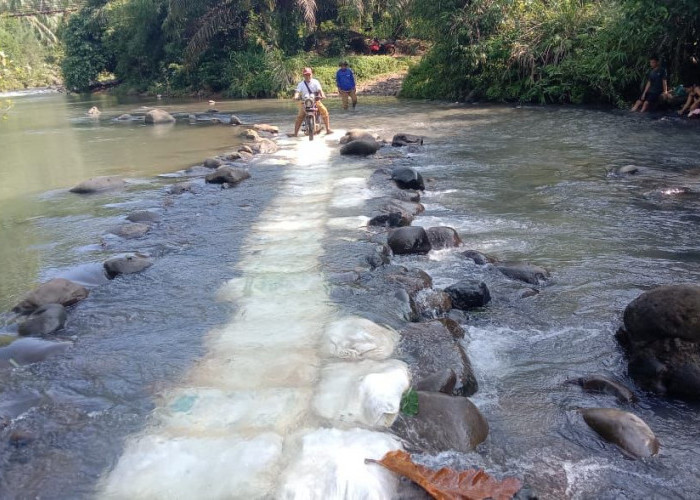 Akses Ke Desa Simpang Masih Terobos Sungai, Masyarakat Kecewa, Kabar Jembatan Digantung?