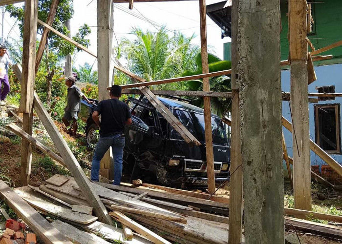 L300 Nyungsep Hantam Bangunan Ruko, Korban Jiwa??