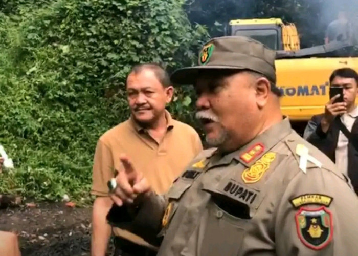 Bupati dan Wabup Bengkulu Selatan Ikut Bersihkan Sampah di Jembatan Duayu