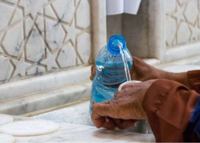 Manfaat Air Zamzam dipercaya oleh Umat Islam Bagus untuk Kesehatan Tubuh. Air zamzam Ditemukan di Sumur Zamzam