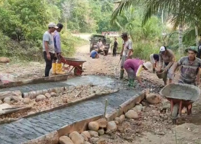 Tak Kunjung Ada PerbaiKan, Tiga Desa di Seluma Patungan Perbaiki Jalan Rusak